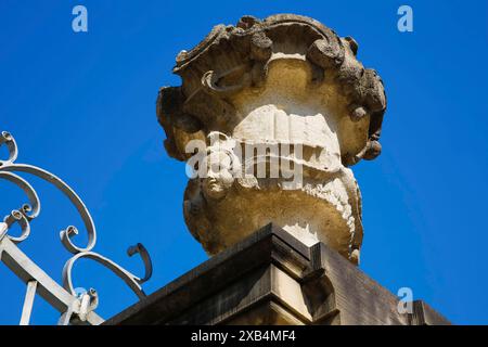 Stadion Castle Boennigheim, détail, extrémité du mur, élément décoratif sur le mur, clôture, sculpture en pierre en forme de vase, relief, visage, bâtiment, architecture Banque D'Images