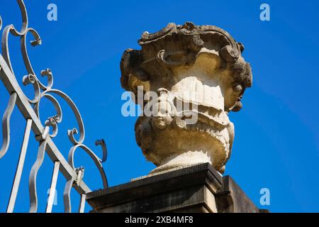 Stadion Castle Boennigheim, détail, extrémité du mur, élément décoratif sur le mur, clôture, sculpture en pierre en forme de vase, relief, visage, bâtiment, architecture Banque D'Images