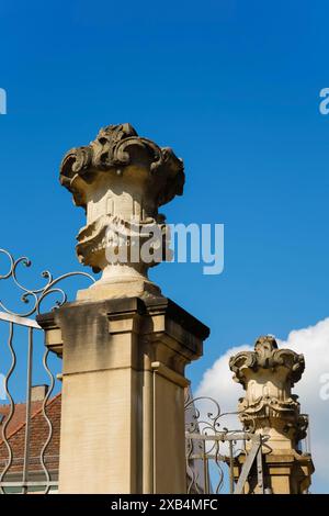 Stadion Castle Boennigheim, détail, extrémité du mur, élément décoratif sur le mur, clôture, sculpture en pierre en forme de vase, relief, visage, bâtiment, architecture Banque D'Images