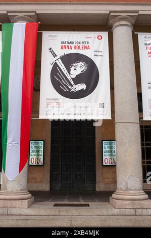 26 avril 2024 - Reggio Emilia, Italie : Anna Bolena di Donizetti al Teatro Romolo Valli, insegna Cessate il fuoco a Gaza. © Andrea Sabbadini Banque D'Images