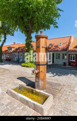 Bogense sur le Kattegat, vieille ville avec des maisons colorées en avant-toit, Marktpkatz, fontaine historique historique, pompe à main, pavés, Fyn, île Banque D'Images