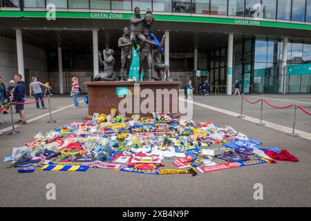 La finale de la Betfred Challenge Cup en 2024 à Wembley entre Warrington et Wigan. Hommages à Rob Burrow placé à la statue du Sporting Banque D'Images