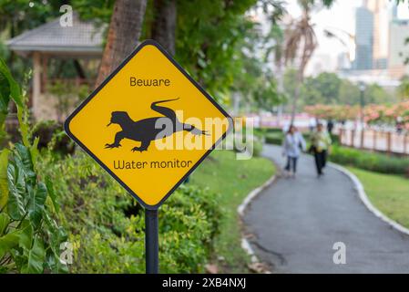 Bangkok, Thaïlande - 23 mars 2024 : attention au moniteur d'eau, un panneau d'avertissement dans le parc Benjakitti à Bangkok. Banque D'Images