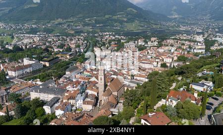 Meran, Südtirol, Italien 07. Juin 2024 : hier die Kurstadt Meran, Merano, Drohne, Meraner Land, Burggrafenamt, Blick auf die Altstadt mit der Pfarrkirche Nikolaus, Stadtblick, Ausblick, Wandern, spazieren, Tourismus, Hotspot, Urlaubsdomizil *** Merano, Tyrol du Sud, Italie 07 juin 2024 ici la ville thermale de Merano, Merano, drone, Meraner Land, Burggrafenamt, vue sur la vieille ville avec l'église paroissiale de préparNicholas, vue sur la ville, vue, randonnées, promenades, tourisme, hotspot, destination de vacances Banque D'Images