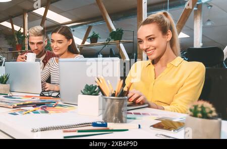 Groupe de personnes assis à table avec des ordinateurs portables Banque D'Images