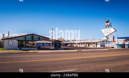 Tucumcari, Nouveau-Mexique États-Unis - 18 mars 2017 : Motel Safari est un motel classique de la route 66 avec un panneau néon en forme de chameau. Banque D'Images