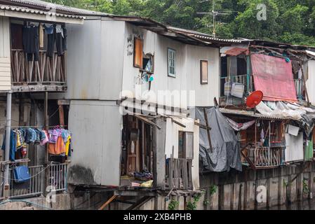 Bangkok, Thaïlande - 28 mars 2024 : bidonvilles le long de Khlong Toei (canal). Banque D'Images