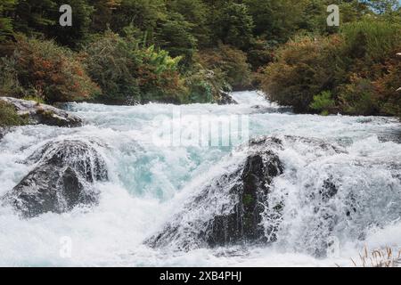 Cascade d'eau de fonte cristalline. Banque D'Images