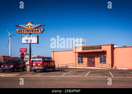 Tucumcari, Nouveau-Mexique États-Unis - 18 mars 2017 : vue extérieure du Pow Wow Inn et du restaurant Thunderbird sur la route 66. Banque D'Images