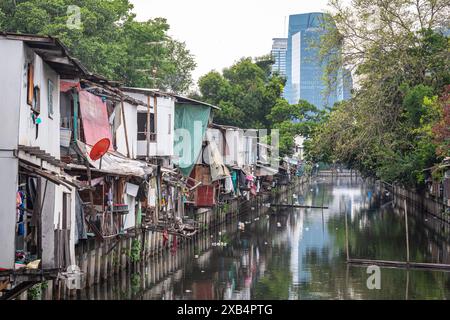 Bangkok, Thaïlande - 28 mars 2024 : bidonvilles le long de Khlong Toei (canal). Banque D'Images