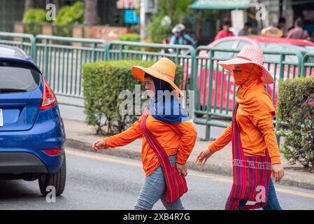 Bangkok, Thaïlande - 28 mars 2024 : deux femmes marchent vers le marché de Khlong Toei. Banque D'Images