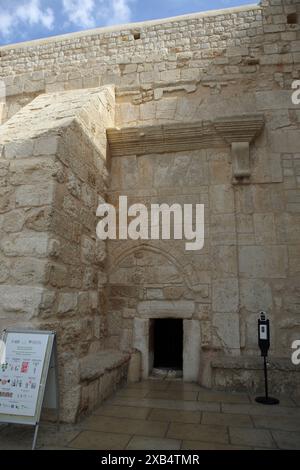 Alcogel pour covid 19 près de la porte basse de l'humilité à l'église de la Nativité, l'arche ci-dessus, trace de l'ère des croisés et le linteau ci-dessus est byzantin Banque D'Images