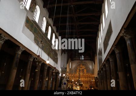 Colonnes de marbre de Carrare, mosaïques sur les murs et lustres à l'intérieur de l'église de la Nativité reconstruite par l'empereur byzantin Justinien 1er au 6ème siècle après J.-C. Banque D'Images