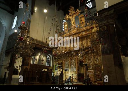 Iconostase et lustres dans l'église grecque orthodoxe de la Nativité reconstruite par l'empereur byzantin Justinien le 1er à la place de l'église originale Banque D'Images