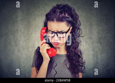 Jeune femme inquiète au téléphone Banque D'Images