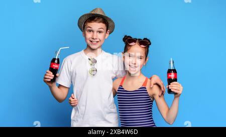 Little Boy and girl drinking Coca-Cola Classique avec paille Banque D'Images