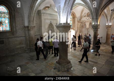 Les pèlerins visitent la salle de la dernière Cène du XIIe siècle sur le mont. Sion où Jésus et les Apôtres ont eu le repas de la Pâque et le Saint-esprit est descendu à la Pentecôte Banque D'Images