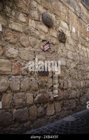 8ème station sur la via Dolorosa où Jésus-Christ a dit aux femmes de Jérusalem de s'inquiéter pour elles-mêmes et pas pour lui Banque D'Images