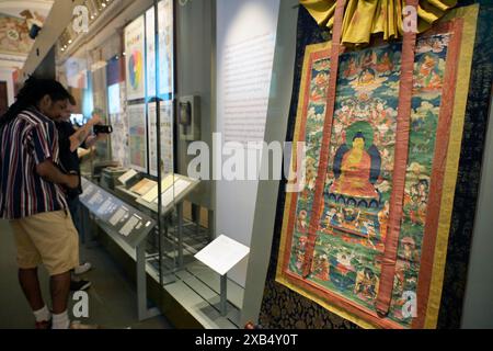 Washington, États-Unis. 10 juin 2024. Un artiste tibétain partage les contes de Jataka lors d'une exposition "Collecting Memories" à Washington, DC, USA, le 10 juin 2024, à la Bibliothèque du Congrès. (Photo de Lenin Nolly/NurPhoto) crédit : NurPhoto SRL/Alamy Live News Banque D'Images