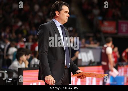 Israel Gonzalez (ALBA Berlin, Cheftrainer) vor dem Spiel. GER, FC Bayern Basketball v. Alba Berlin, Basketball, 1.Bundesliga, Playoffs, finale Spiel 2, saison 2023/2024, 10.06.2024, Foto : Eibner-Pressefoto/Marcel Engelbrecht Banque D'Images