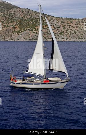 Bateau à voile au large de l'île de Symi, Dodécanèse, Grèce, Europe. Prise en mai 2024 Banque D'Images