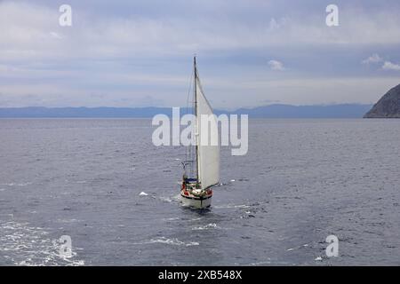 Bateau à voile au large de l'île de Symi, Dodécanèse, Grèce, Europe. Prise en mai 2024 Banque D'Images