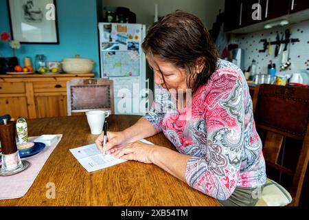 Portrait Airbnb Host Maggie est un hôte Airbnb fier et confortable à la maison het à Berlin Ouest, où elle accueille des voyageurs de nombreux pays. Berlin, Allemagne. MRYES Berlin Brandenburgische Strasse Berlin Allemagne Copyright : xGuidoxKoppesxPhotox Banque D'Images