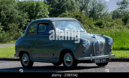 Stony Stratford, Royaume-Uni - 2 juin 2024 : 1955 Austin A30 sept voiture classique conduisant sur une route de campagne britannique Banque D'Images