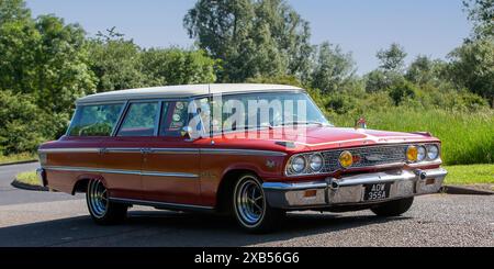 Stony Stratford, Royaume-Uni - 2 juin 2024 : 1963 Ford Galaxie voiture américaine classique conduisant sur une route de campagne britannique Banque D'Images