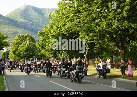 Défilé des motocyclistes lors de la 24ème réunion de motocyclistes. Une vue de beaucoup de gens sur les motos chevauchant une rue de la ville. Banque D'Images