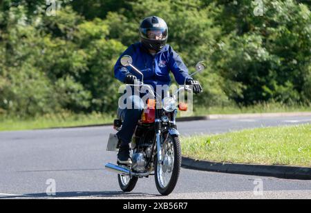 Stony Stratford, Royaume-Uni - 2 juin 2024 : 1993 49cc Yamaha cyclomoteur sur une route de campagne britannique Banque D'Images