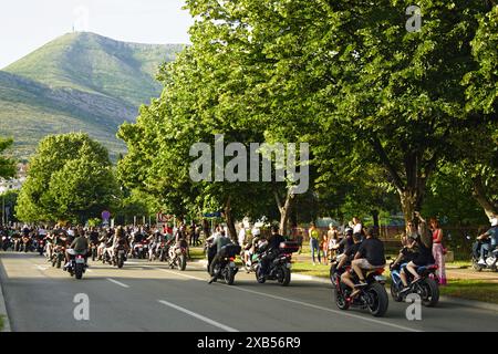 24ème festival de moto, défilé des motards dans la ville. De nombreuses motos différentes circulant le long de la route avec pour toile de fond les montagnes Banque D'Images