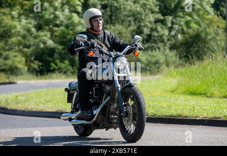 Stony Stratford, Royaume-Uni - 2 juin 2024 : 2004 Harley Davidson FXDLI DYNA MOTOCYCLETTE BASSE sur une route de campagne britannique Banque D'Images