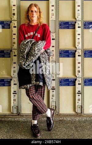 Lucas V / Leonard W jeune adulte, étudiant en musique de sexe masculin appuyé contre des casiers à bagages du zoo du Bahnhof lors de sa balade à la découverte du Capitole allemand. Berlin, Allemagne. MRYES Berlin Bahnhof Zoo Berlin Allemagne Copyright : xGuidoxKoppesxPhotox Banque D'Images