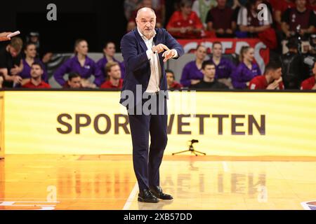 Pablo Laso (Bayern Basketball, Cheftrainer) gestikuliert. GER, FC Bayern Basketball v. Alba Berlin, Basketball, 1.Bundesliga, Playoffs, finale Spiel 2, saison 2023/2024, 10.06.2024, Foto : Eibner-Pressefoto/Marcel Engelbrecht Banque D'Images