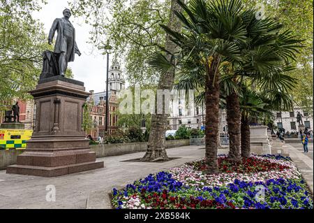 Statue de Sir Robert Peel dans les jardins de Parliament Square, Londres Banque D'Images