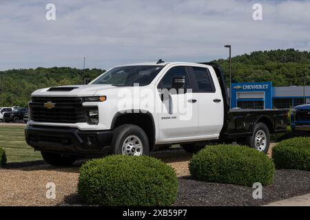 West Harrison - 9 juin 2024 : Silverado 3500 de Chevrolet avec carrosserie col de cygne en acier Knapheide. Chevrolet propose le Silverado 3500 avec moteur V8 de 6,6 L. MY:20 Banque D'Images