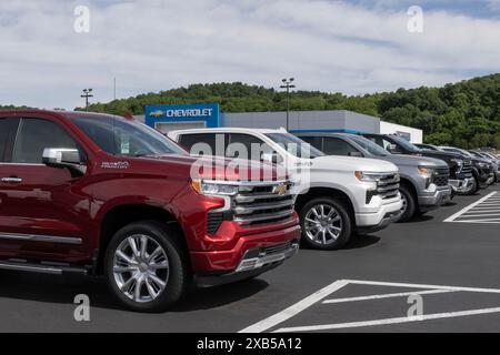 West Harrison - 9 juin 2024 : présentation du Silverado 1500 de Chevrolet chez un concessionnaire. Chevrolet offre le Silverado 1500 dans les modèles WT, Trail Boss, LT et RST. Banque D'Images