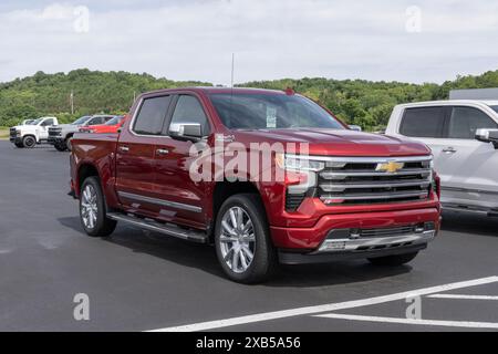 West Harrison - 9 juin 2024 : exposition High Country du Silverado 1500 de Chevrolet. Chevrolet propose le Silverado 1500 avec un moteur turbo diesel de 3,0 L. MY : Banque D'Images