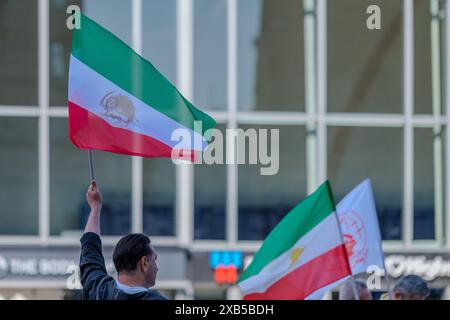 Cologne, Allemagne - 22 mai 2024 : vue de personnes portant des drapeaux iraniens lors d'une manifestation pacifique à Cologne en Allemagne Banque D'Images