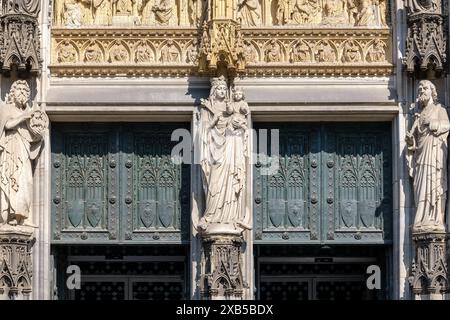 Cologne, Allemagne - 22 mai 2024 :. Vue de diverses statues et sculptures à la cathédrale Dom, à Cologne en Allemagne Banque D'Images