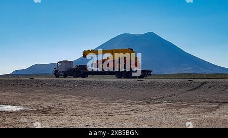 Camion transportant une grue sur la route. Banque D'Images