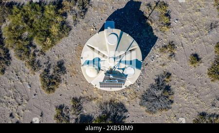 Un des détecteurs de l'observatoire Pierre Auger est vu de près avec les Andes au loin. Le panneau solaire et l'antenne sont clairement visibles. Banque D'Images