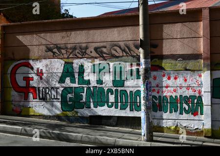 Arrêtez la fresque murale du génocide sioniste du Parti communiste bolivien protestant contre le nombre de morts palestiniennes à Gaza sur un mur dans le centre de la Paz, Bolivie. Depuis 2009, le gouvernement bolivien s'est de plus en plus aligné sur la Palestine et a adopté une position anti-israélienne. Le gouvernement rompt les relations diplomatiques avec Israël le 31 octobre 2023 pour protester contre le bilan palestinien de la guerre Israël-Hamas, devenant l'une des premières Nations à le faire. Banque D'Images