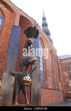 Brême musiciens Statue, monument à Riga, sculpture de 4 animaux, âne, chien, chat et coq, basée sur le conte de fées des Frères Grimm. Banque D'Images