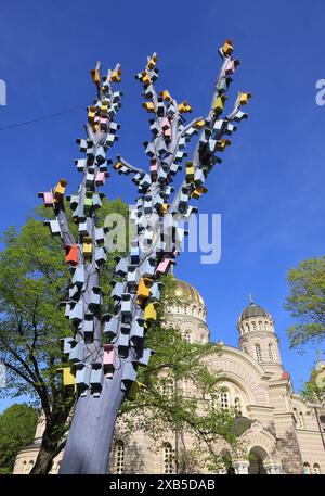 Arbre de boîte à oiseaux coloré dans le parc de l'Esplanade devant les dômes d'or de la cathédrale orthodoxe de la Nativité du Christ, à Riga, Lettonie Banque D'Images