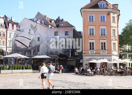 Pavé Dome Square, qui a été créé dans les années 1930 lorsque plusieurs vieux bâtiments ont été démolis, maintenant un grand espace ouvert avec des restaurants et des cafés. Banque D'Images