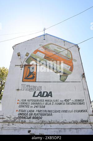 Publicité soviétique pré-capitaliste pour une voiture Lada Samura avec une prise spirituelle, sur la rue Krasotaju dans le quartier Grizinkalns, dans la banlieue de Riga, Lettonie Banque D'Images