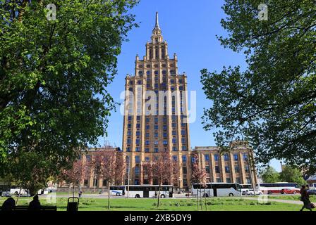 L'Académie lettone des sciences de Riga, le 1er gratte-ciel de Lettonie, la légende l'appelle "une bougie sur le gâteau d'anniversaire de Staline". Banque D'Images