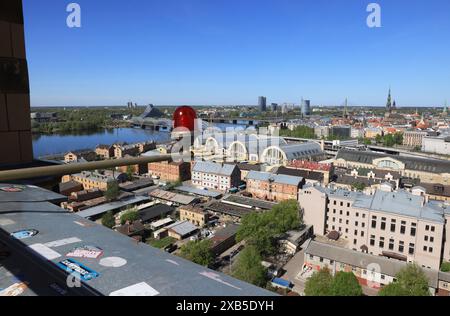 Vue imprenable sur le marché central et la rivière Daugava, depuis la plate-forme d'observation de l'Académie lettone des sciences à Riga, Lettonie Banque D'Images